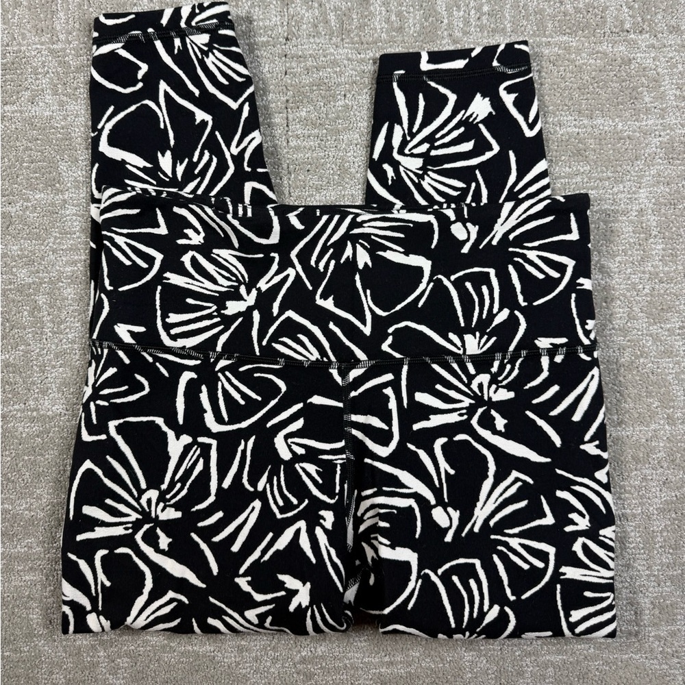Athleta Elation Textured 7/8 Floral Black and White Work Out Legging Women M